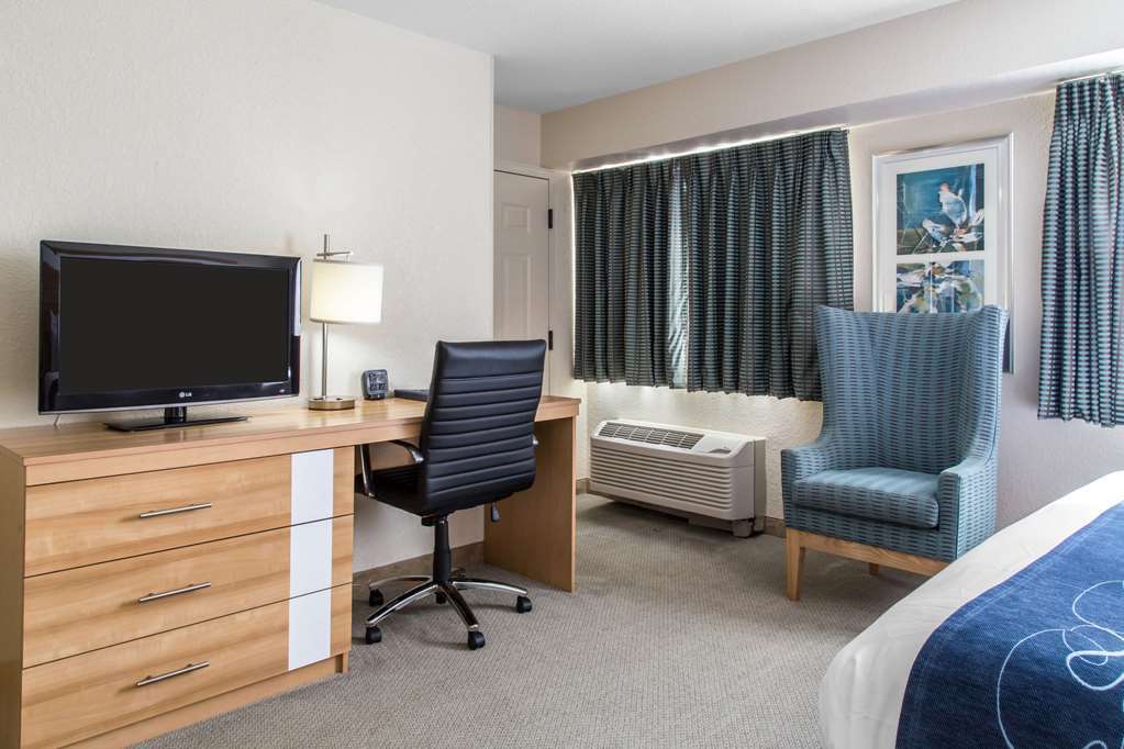 Comfort Suites Seven Mile Beach George Town Room photo